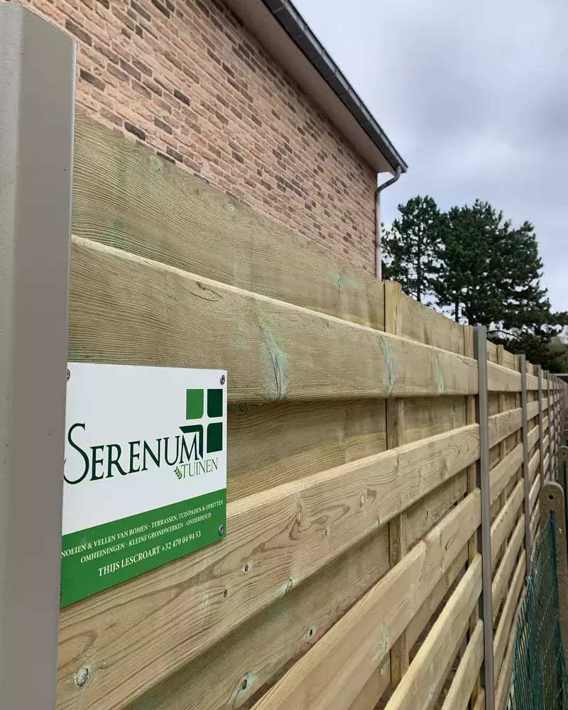 Houten afsluiting met alu palen