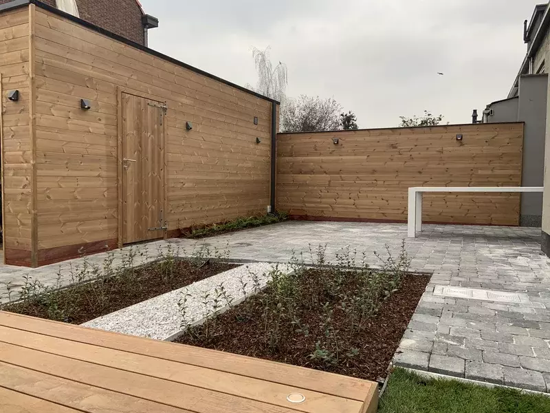 Het bekleden van de oude lelijke garage met thermowood.
