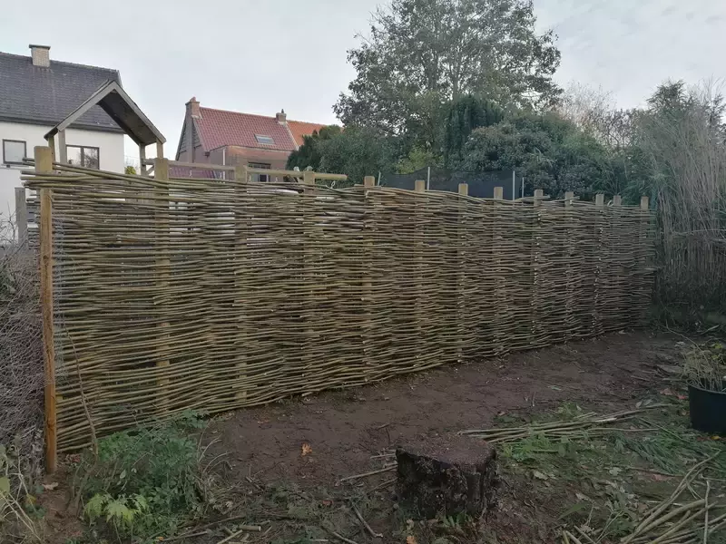 Afsluiting ter plaatse gemaakt met gevlochten wilgen.