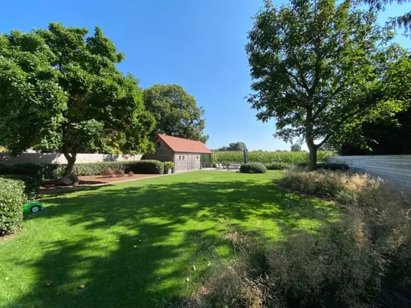 Een landelijke tuin in al zijn eenvoud met dat vleugje kleur dat je in elk seizoen doet verassen en tot rust brengt.