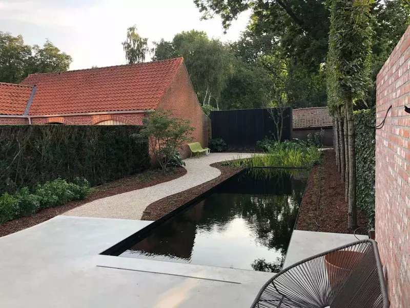 Een stadstuin waar je een verfrissende duik kan nemen in een zwemvijver, en kan wegdromen tussen het zoemen van de bijtjes. 