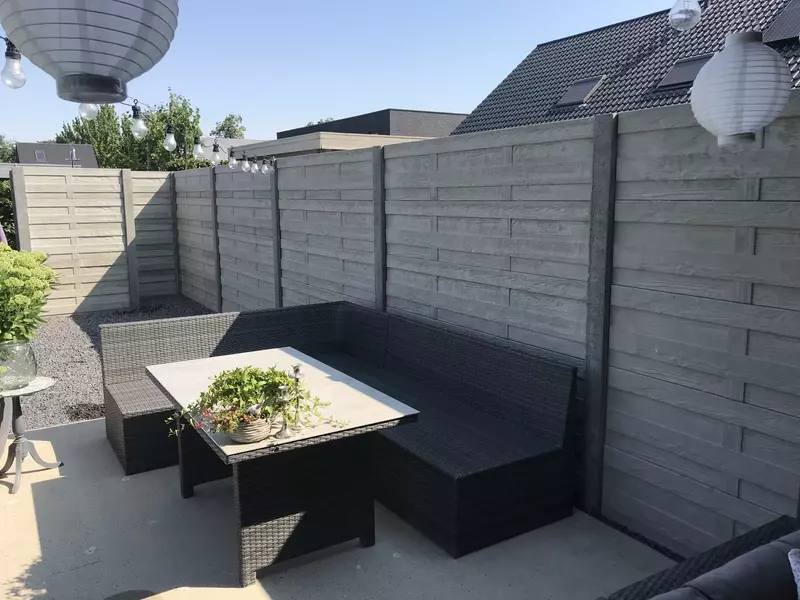 Betonnen afsluiting met motief