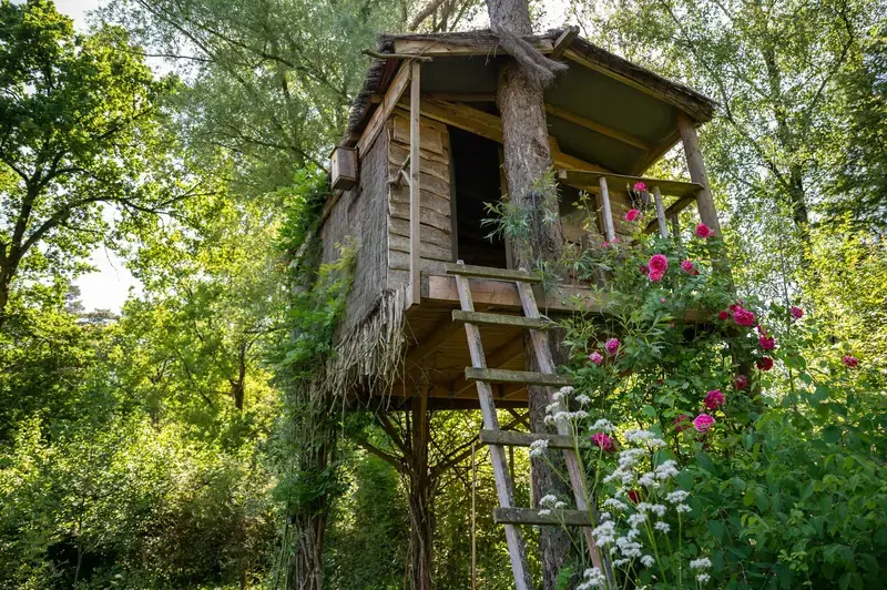 Natuurrijke tuin met boomhut