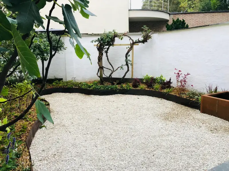 Stadstuin omgetoverd tot een paradijs met ruimte voor een eetplek (vijver valt net buiten beeld)