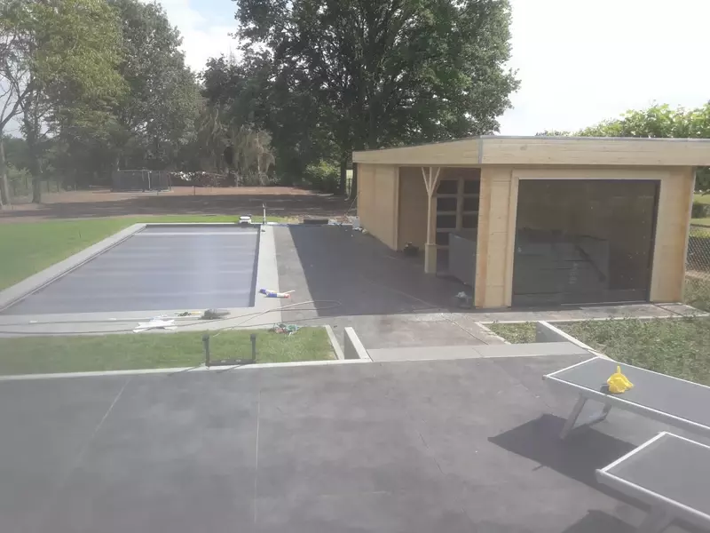 Poolhouse in hout met extensie en glaswanden