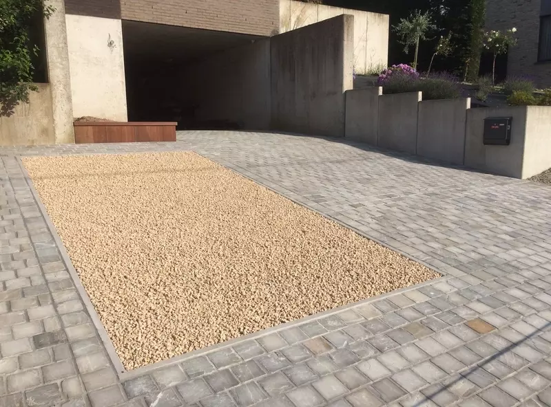 Oprit in kandla grey met waterdoorlatende parkeerplaats