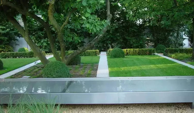 achtertuin met inox watertafel apunt15 bvba