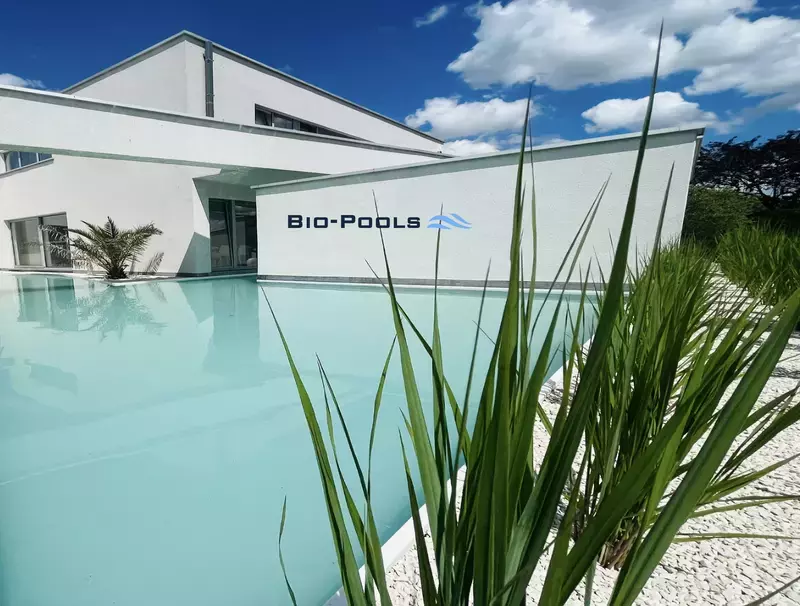 Biopool met lichtgrijze liner, randafwerking met wit aluminium profiel, grind en siergrassen