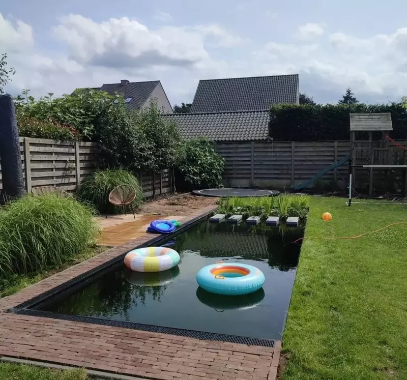 Natuurlijke tuinvijver met speelelementen door D&R Vijverbouw in Vlaams-Brabant