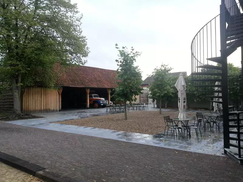 Terras met zitgelegenheid en schaduwbomen