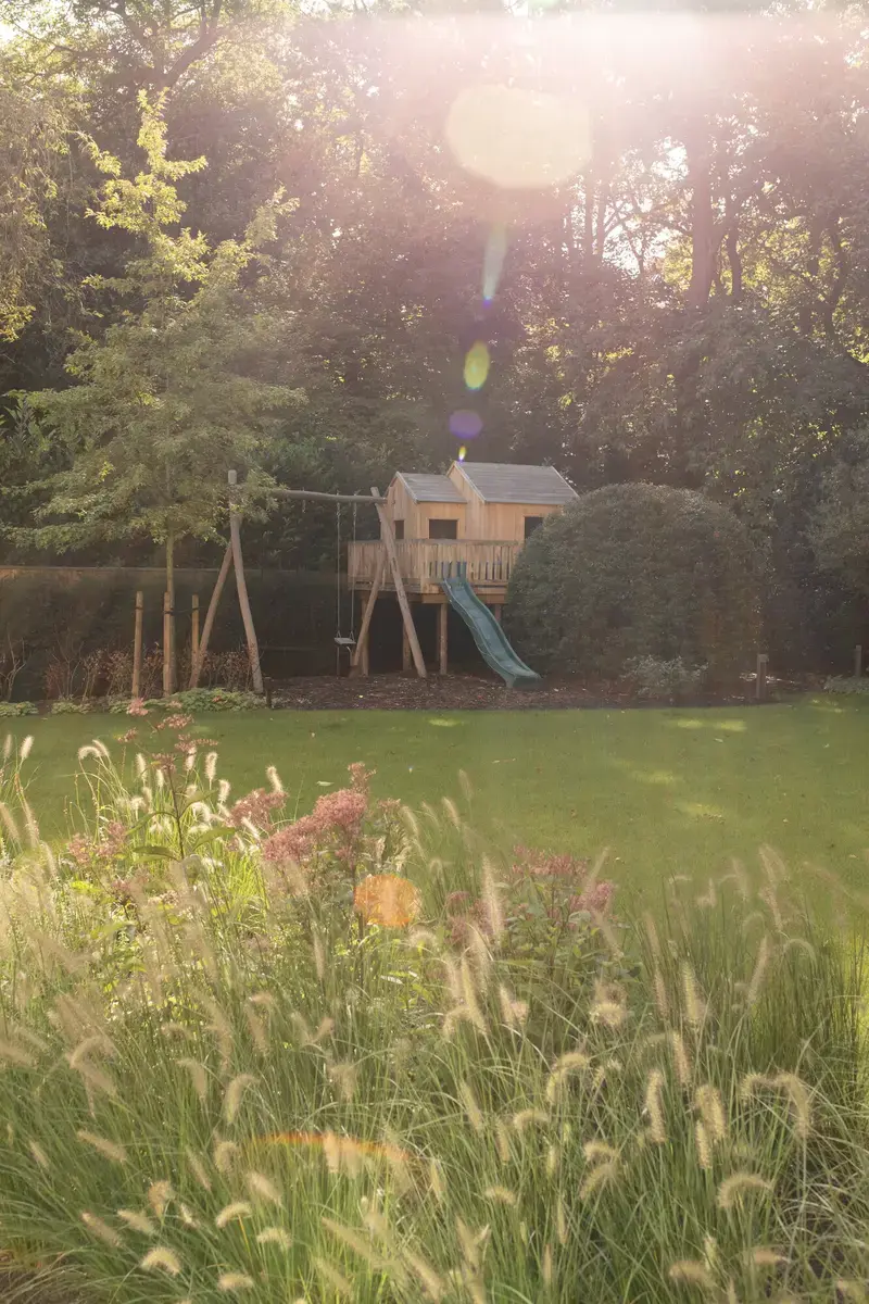 Tuin met boomhut