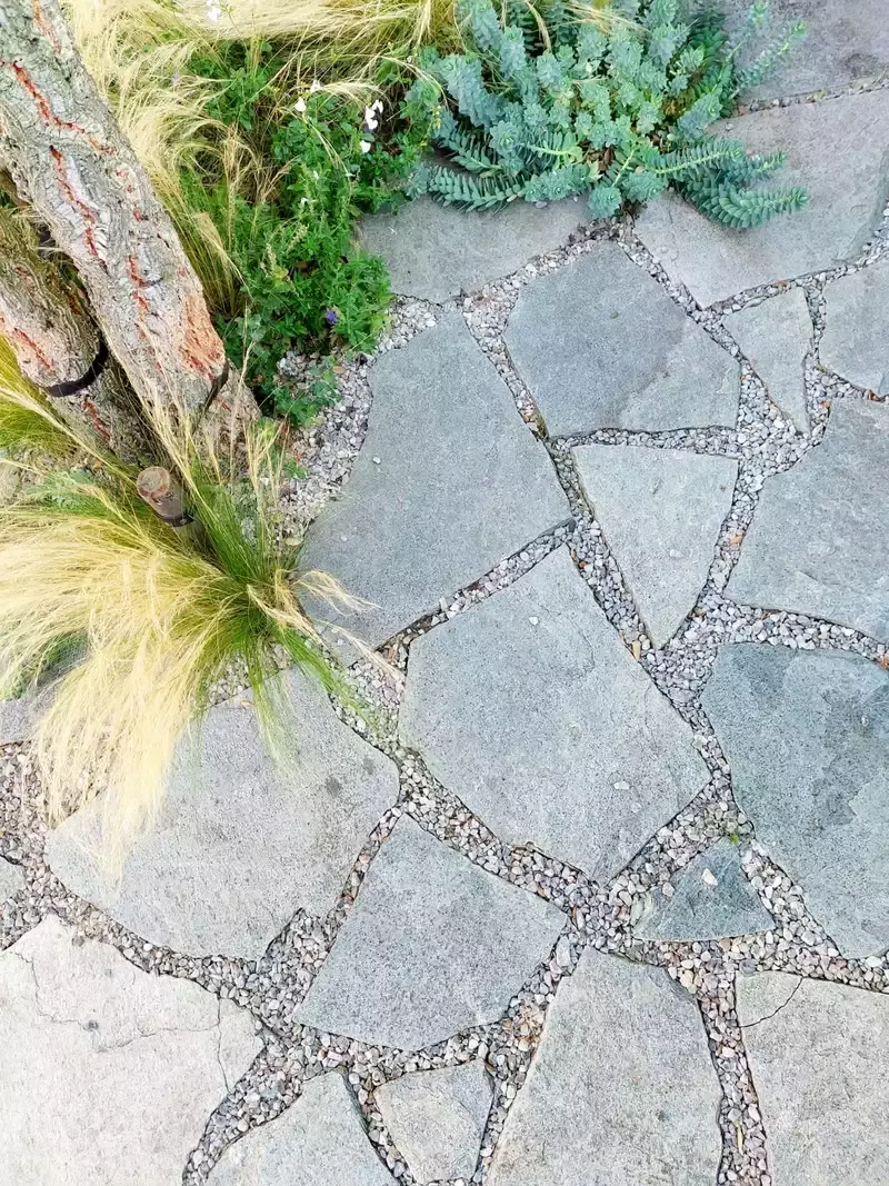 Flagstones met grindvoegen als waterdoorlatende verharding