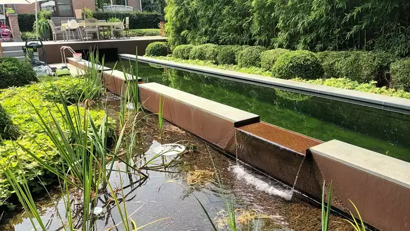 Zwemvijver met onderbroken kant en watervallen