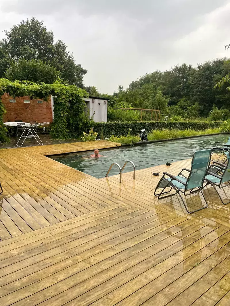 Zwemvijver met houten terras