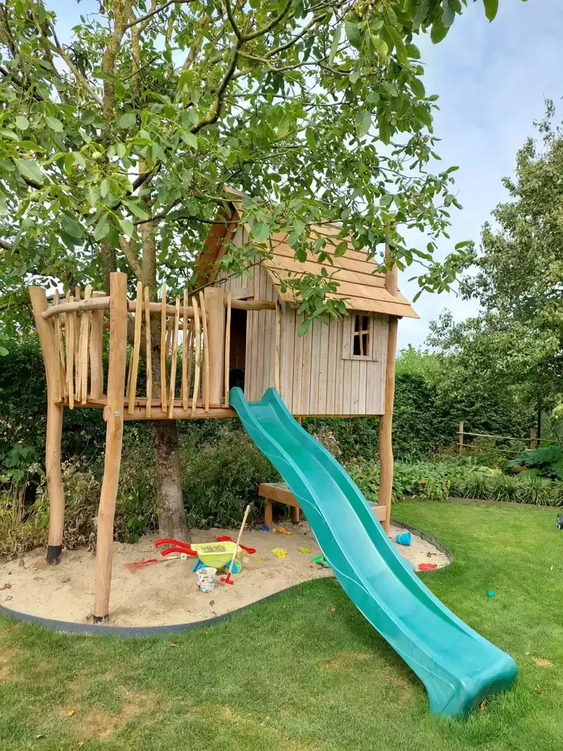 Speelhuisje in robinia
