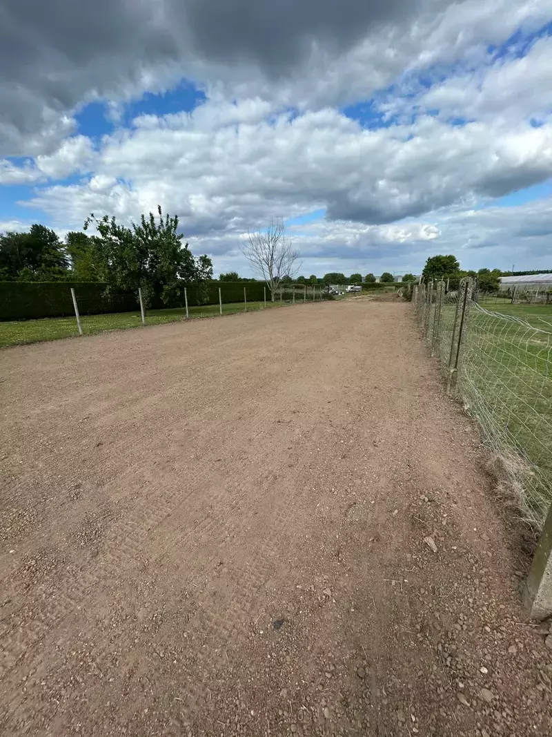 Hier hebben wij de tuin gefreesd, geëgaliseerd en ingezaaid.