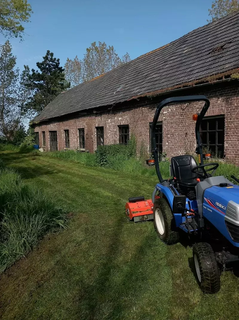 Klepelen met mini tractor