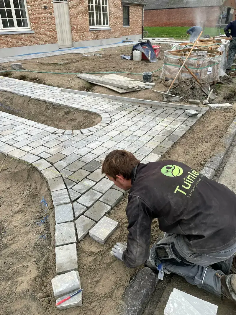 Aanleg oprit in candla 