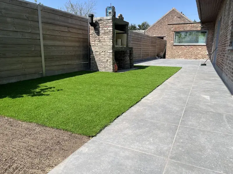 Aanleg van terras met keramische tegels en kunstgras