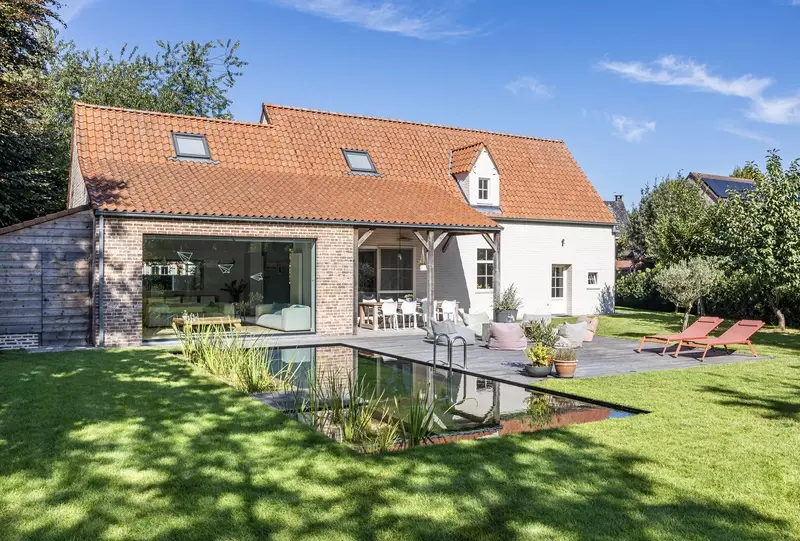Zwemvijver met aluminium rand, inox trap en vlonder in zelfde thermo hout als terras.