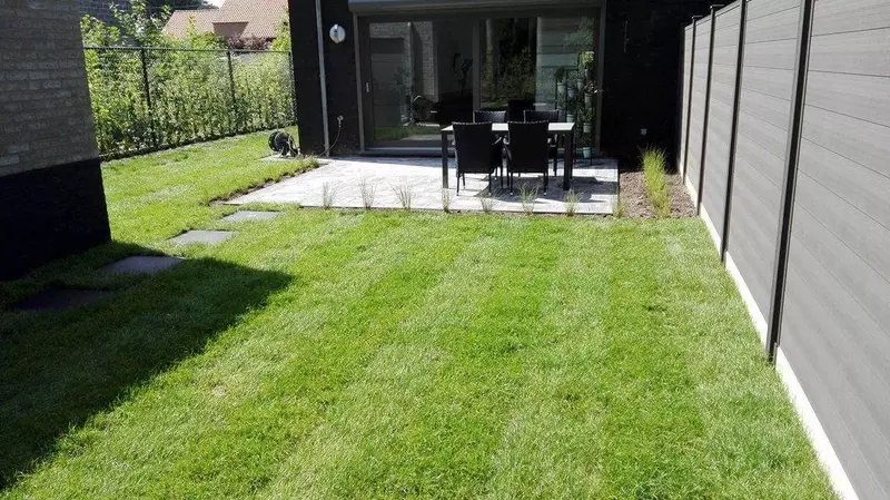 aanleg terras, stapstenen en grasmatten