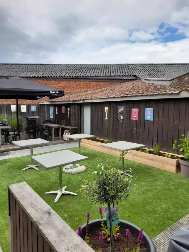 Op vraag van de klant terras aangekleed met kunstgras en plantenbakken
