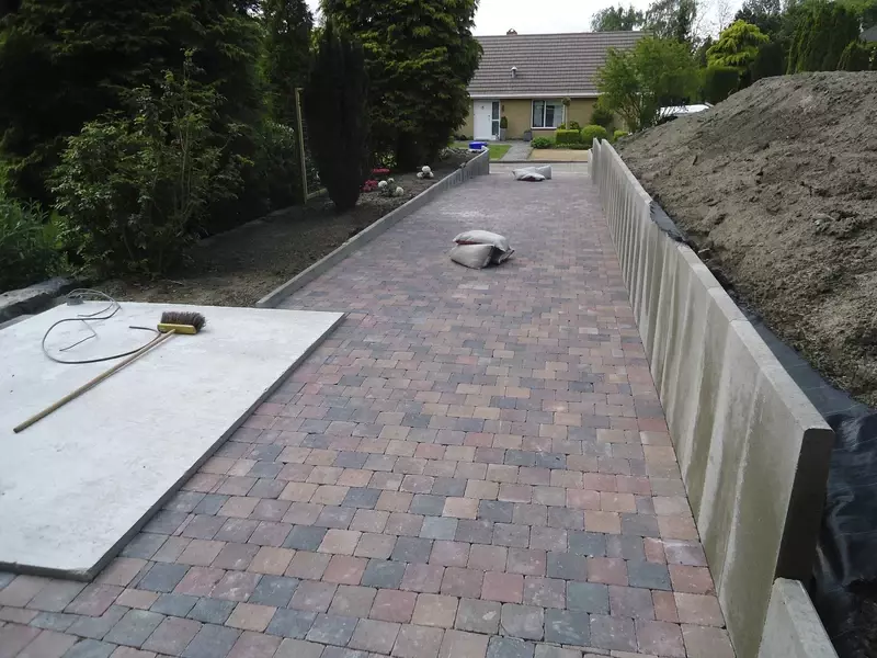 Oprit met klinkers en keerwand met beton elementen,plateau tuinhuis, te Phillipine