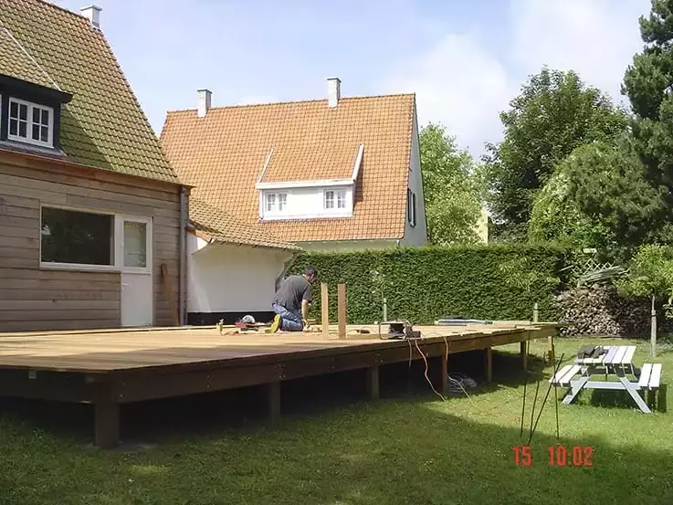 Aanleg van houten terras