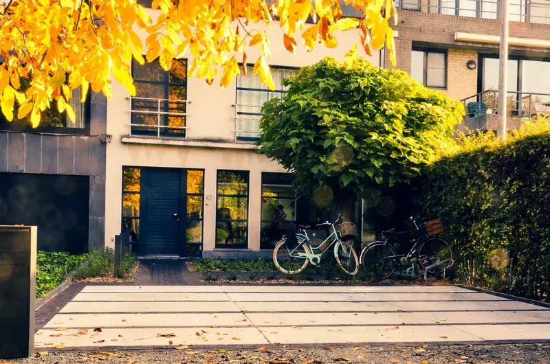 Voortuin aan de Mechelse vaart met eurodals en kleiklinkers