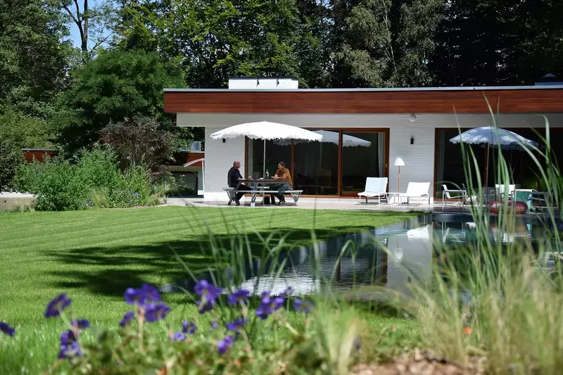 Moderne tuin aan woning in 70's stijl 