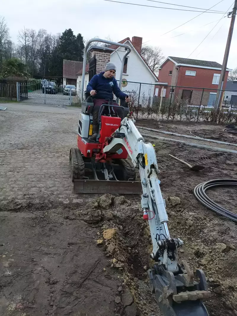 Uitgraven van gleuven voor boordstenen te zetten