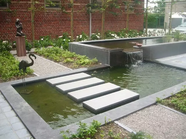 omvorming van koer in beton tot binnentuin met vijver in arduin, waterval, stapstenen
