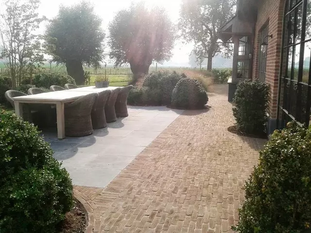 landelijke tuin - terras kleiklinker & arduin gotiek