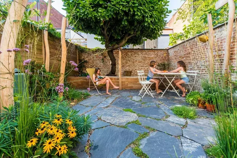 De verharding is volledig waterdoorlatend en met natuursteen uit eigen land gemaakt. Het hout voor de zitbank en de natuurhouten palen is een volwaardig alternatief voor tropisch hardhout. De Beplanting is grotendeels inheems, klimaatbestendig en bijen-vriendelijk