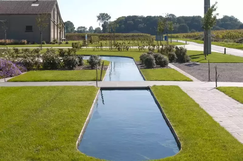 landelijke tuin met zwemvijver