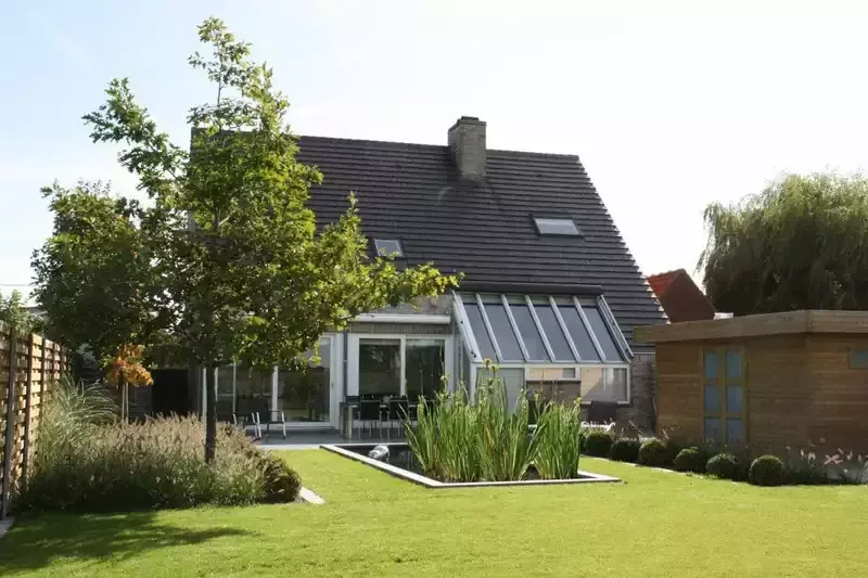 moderne tuin met zwemvijver
