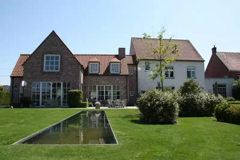 landelijke tuin met zwemvijver