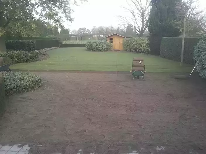 plaatsen van grasmatten