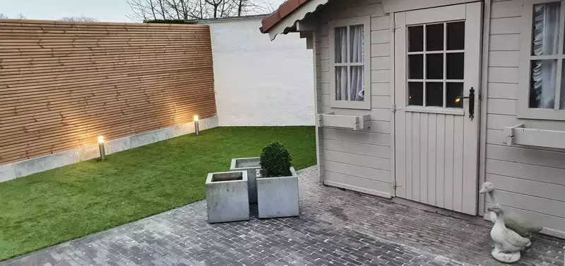 strakke afsluiting, verlichting en grasmatten 