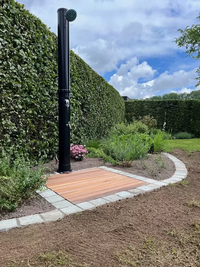 Plaatsing tuindouche en border