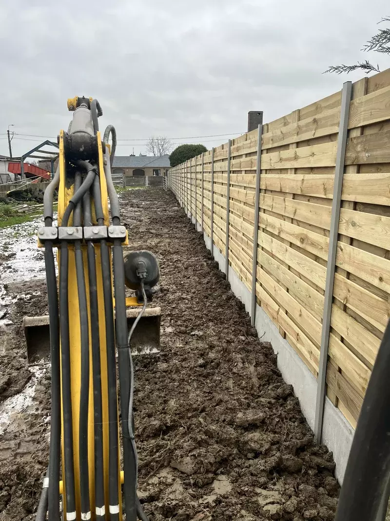 Vervangen van sparhaag en betonplaten door houten omheining