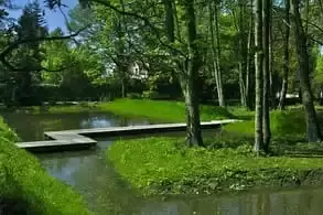 Natuurlijke en kunstmatige vijver - bruggen en vlonders in hardhout