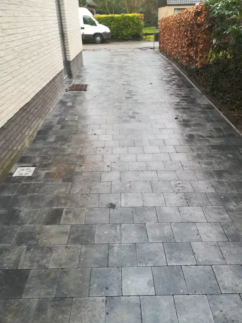 Leggen van klinkers en opritten behoren ook tot ons taken pakket