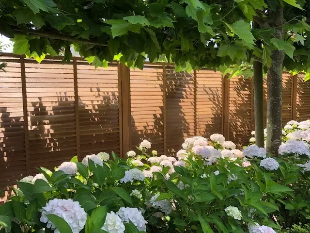Houten afsluiting met Hortensia voor 