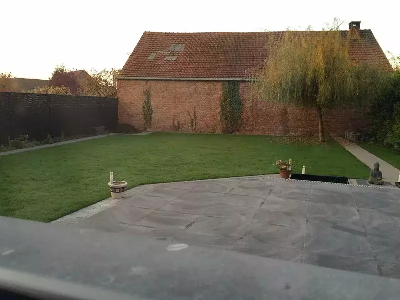 aanleg tuin: paadjes, gras en afsluiting