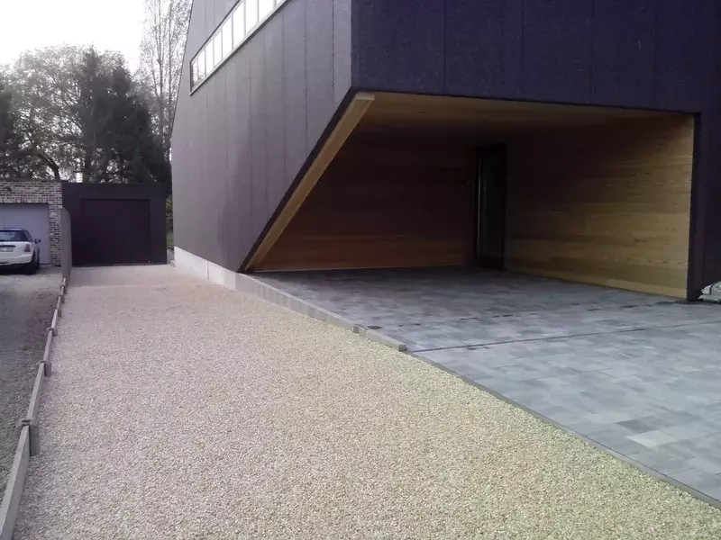 aanleg van oprit in klinkers / siergrind met nidagravel te Affligem
