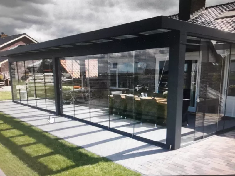 Terrasoverkapping met panoramische glaswanden