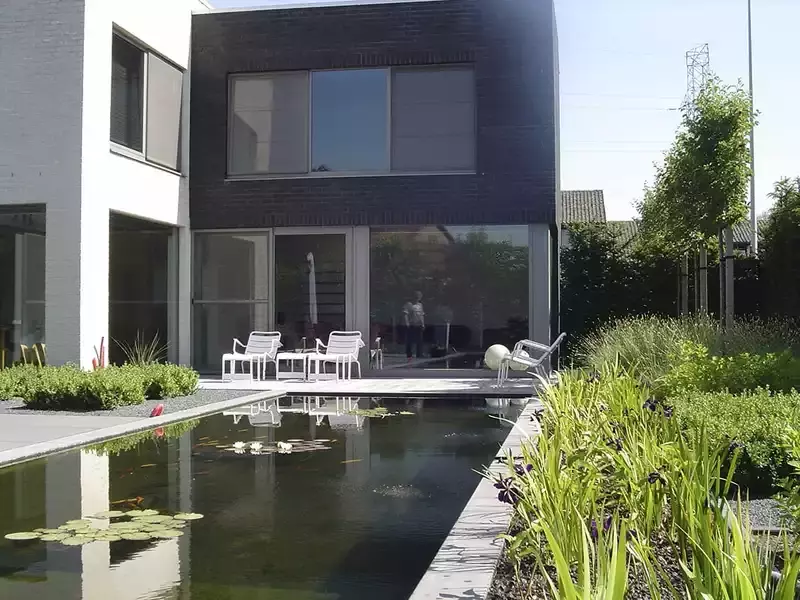 Moderne tuin met vijver