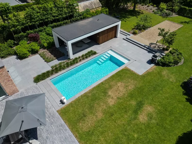 High-end tuin met zwembad, op maat gemaakte poolhouse en petanquebaan