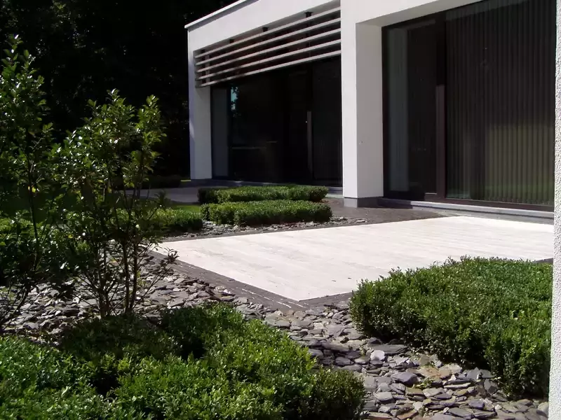 Sobere en onderhoudsvriendelijke tuin bij tandartsenpraktijk